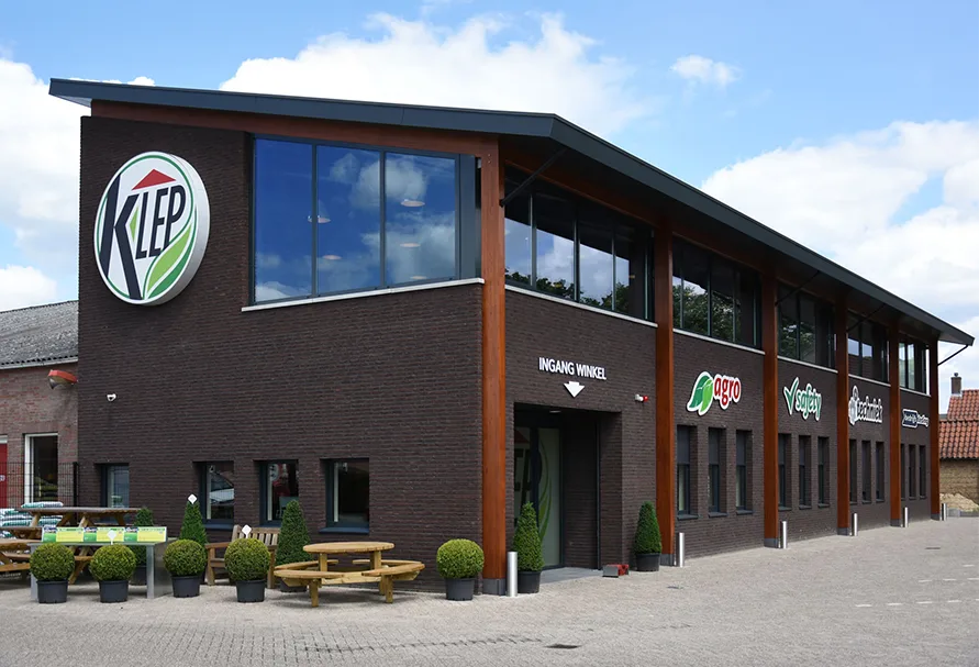 Het pand van Klep met logo aan de gevel en ingang naar de winkel